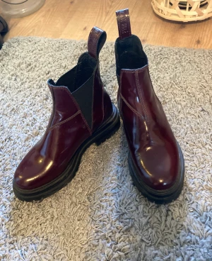 Boots - Supersnygga vinröda boots från Johnny Bulls. Tyvärr för små för mig så endast använda vid ett fåtal tillfällen.