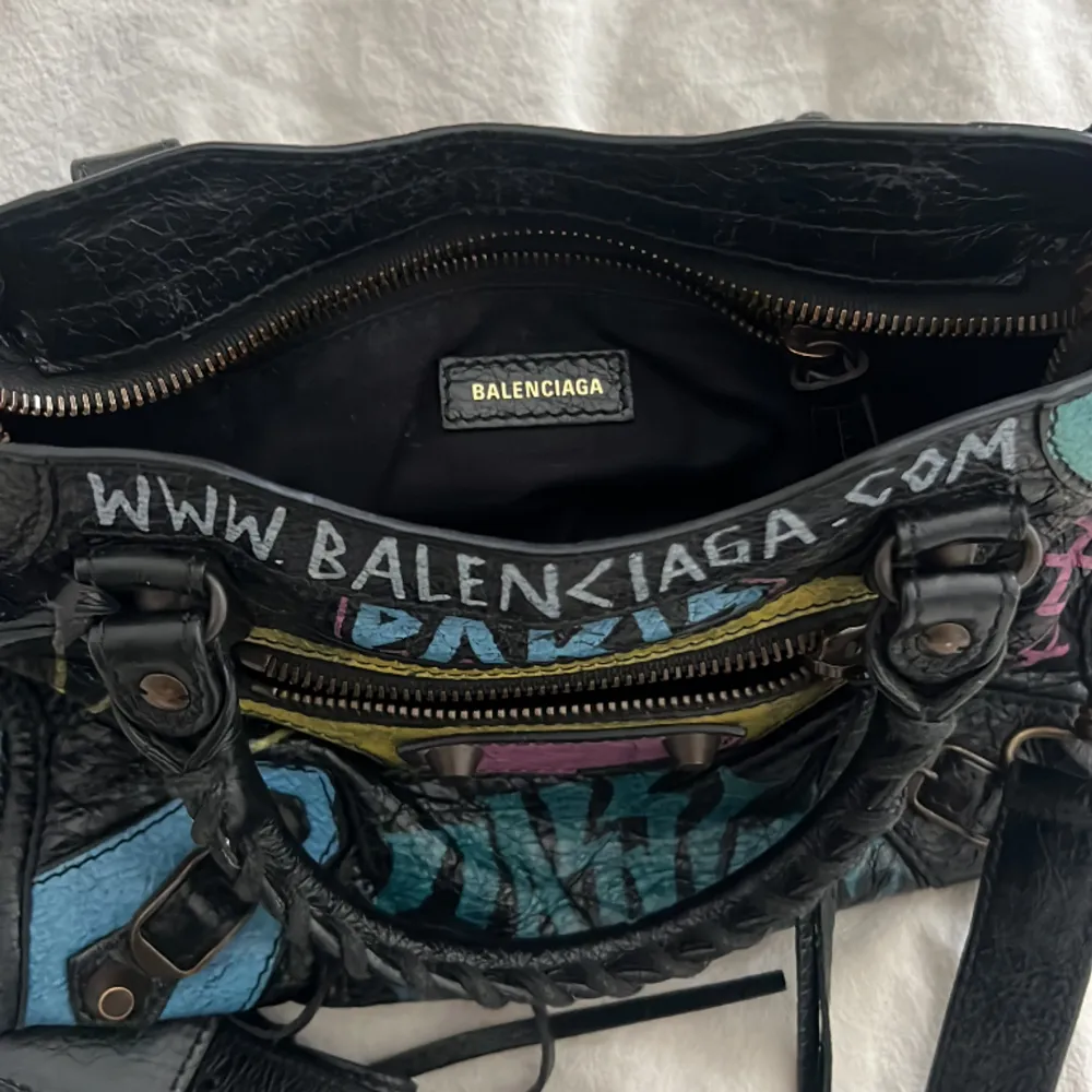 Så unik och cool balenciaga väska, självklart äkta!!🖤🪐 Inköpt 2019, lilla modellen! Kan skicka fler bilder!🖤. Väskor.