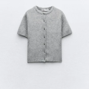 Stickad tröja   - Stickad tröja som är kort ärmar och fina knappar i mitten från zara, aldrig använd.💗lite liten i stoleken så passar M/L