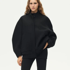 Svart jacka från Zara - Säljer denna jacka från zara i storlek M💕 Perfekt nu mot våren!  Jackan är köpt för 1000 och säljer för 450 men priset kan diskuteras! Säljer för ett billigare pris pågrund av att jag är ute efter nåt annat💕