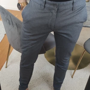 Byxor storlek 29 & 42 & S - -Första bilden only & sons  - W29 L34 10/10 skick -Andra bilden Zara - EUR 42 skick 8/10 -Tredje bilden  Smog - S  skick 8/10  150 kr styck eller 350 kr för alla.