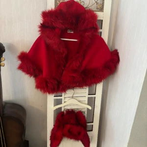 Bandits och Little Marc Jacobs kappa cape päls mössa - Storlek 98/104 men går att ha även till större då capen  är vid i modellen. Cape/lkappafrån det exklusiva märket Bandits och pälsmössa från Little Marc Jacobs