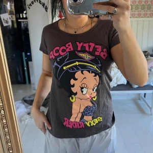 Vintage Betty boop tshirt  - Söt tshirt i mycket fint skick ! Sitter såhär på mig med storlek S/M. Jag är 168 cm lång