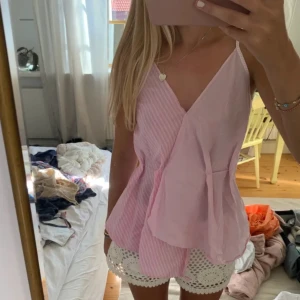 Rosa linne  - Rosa linne med öppen rygg, super söt 