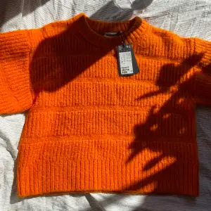 Ny stor stickad orange tröja från Weekday med prislappar på då den inte använts! Står storlek XS men är lite lagom oversize på mig som vanligtvis har S🧡 nypris 550kr!