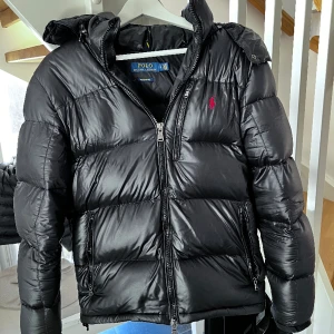 Ralph Lauren jacka - Snygg glansig Ralph Lauren jacka, strl S passar M. Nypris 5500kr kom privat för mer bilder. Bra skick 9/10.