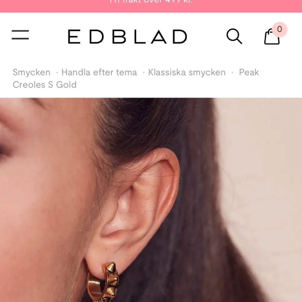 Säljer ETT super fint Edblad peak guld örhänge, mycket bra skick! Perfekt om man har råkat slarva bort ett av dem och inte vill köpa 2 till! . Accessoarer.