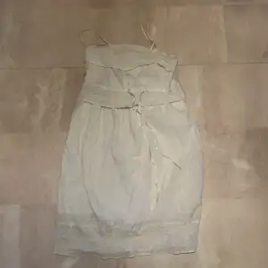  Säljer denna klänning från ett märke som heter ZOUL storleken 38 köpte den för 899 KR 