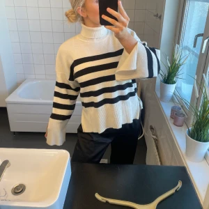 Stickad tröja - Säljer denna mysiga skit fina tröja med hög krage och slits vid armarna vilket gör en sjukt snygg touch. Aldrig använd🌟