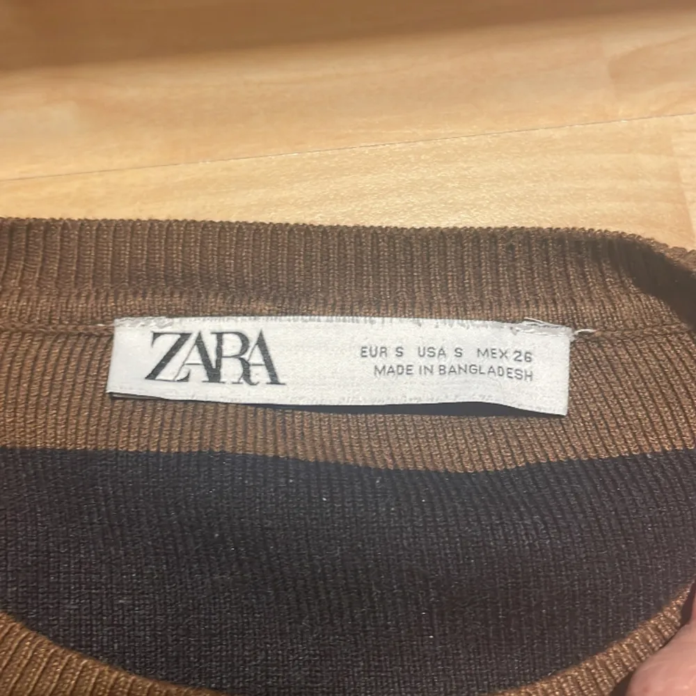Svart och brun randig långärmad magtröja från Zara. Är i storlek S men passar även på xs. Bra skick. Kommer ej till användning längre. . Toppar.