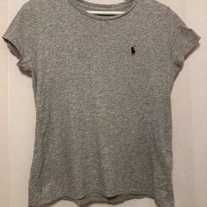 Ralph Laurent t-shirt  - Väl använd t-shirt. Liten i storlek så skulle säga att det är mer som XS