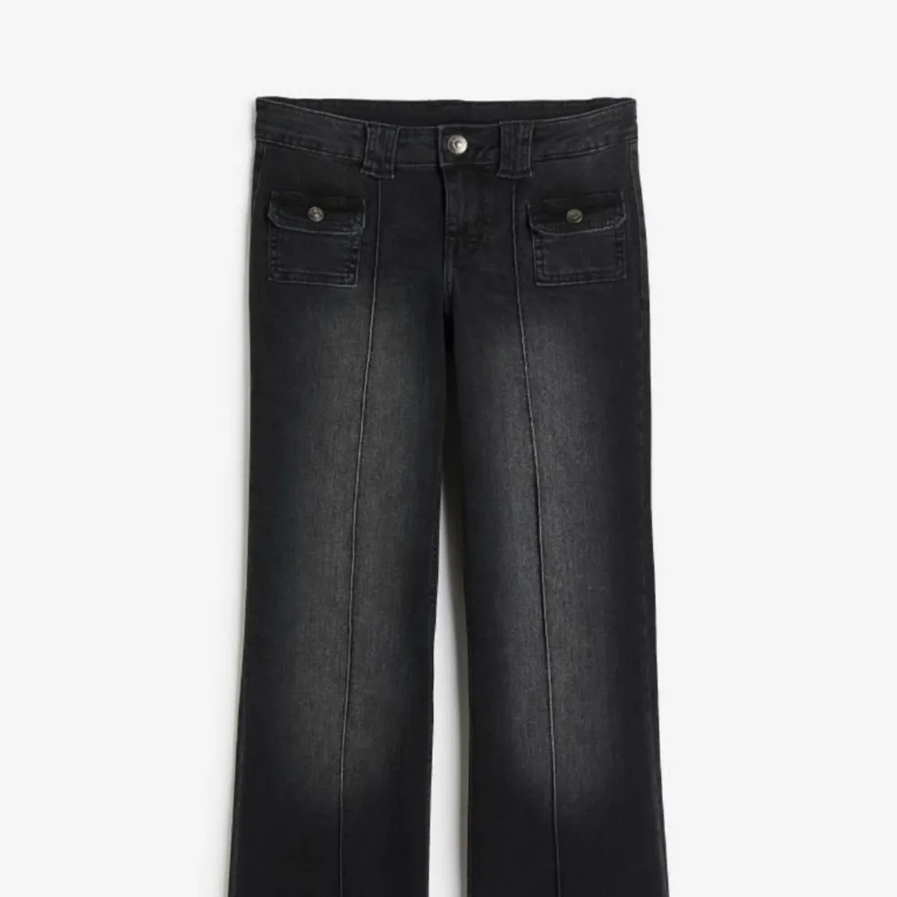 Hm’s svarta cargo jeans fast i jeansmaterial! Använda få gånger. Pris kan diskuteras💗. Jeans & Byxor.