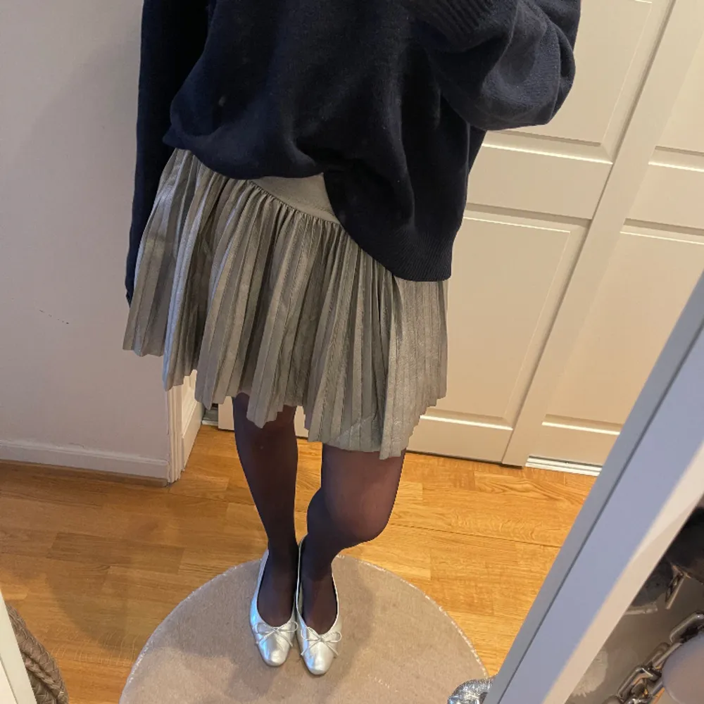 Snygg silver kjol som passar till allt! Från Zara barn i strl 164 som motsvarar S/XS beroende på hur man vill att den ska sitta! ❣️. Kjolar.