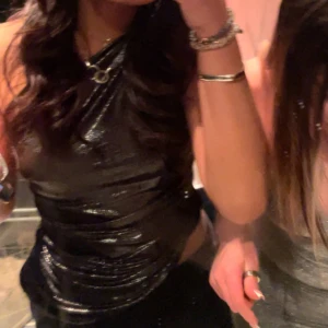 Fest topp - Jätte fin glittrig fest topp, har använt den ungefär 2-3 gånger. Skriv för funderingar eller om fler bilder 🫶🏼