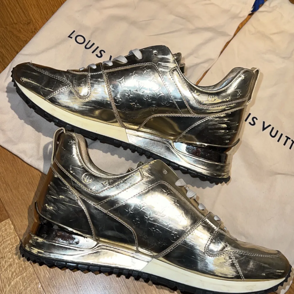 LV Runaway Trainers sneakers Gold colour in size EU 38.5. Women’s sneakers.  They are two years old , they have many scratches on both shoes and don’t look new. Still very nice and fresh! New price 1200 euro. Comes with two Louis Vuitton Dustbags. . Skor.