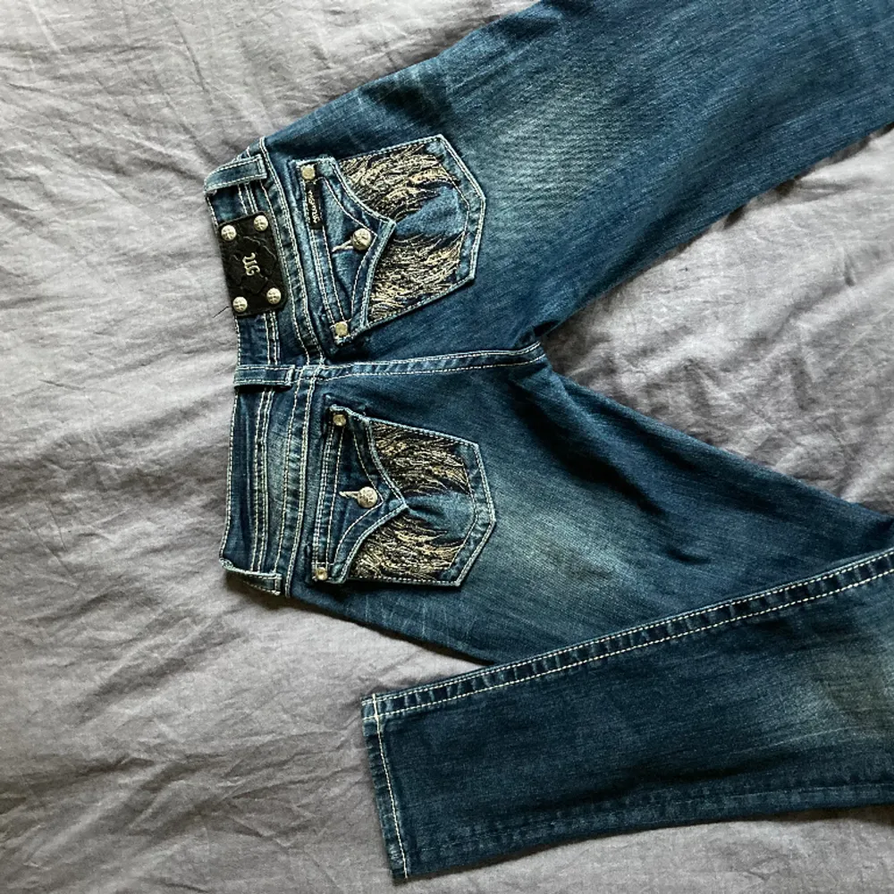 Superfina jeans från Miss me. Storlek 28. Midjemåttet tvärs över är 39 cm och innerbenslängden är 81 cm. Fint skick och alla knappar är kvar. Skriv gärna om du undrar något❤️. Jeans & Byxor.