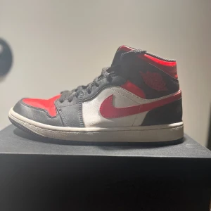 Jordan 1 Mid black/Fire red - Tjena!  Säljer ett par Jordan 1 Mids som inte har används så mycket, skick 7,5/10. Tveka inte att höra av er om ni har några frågor? 😁👊och priset är inte hugget i sten 🪨.  Storlek: 42,5 