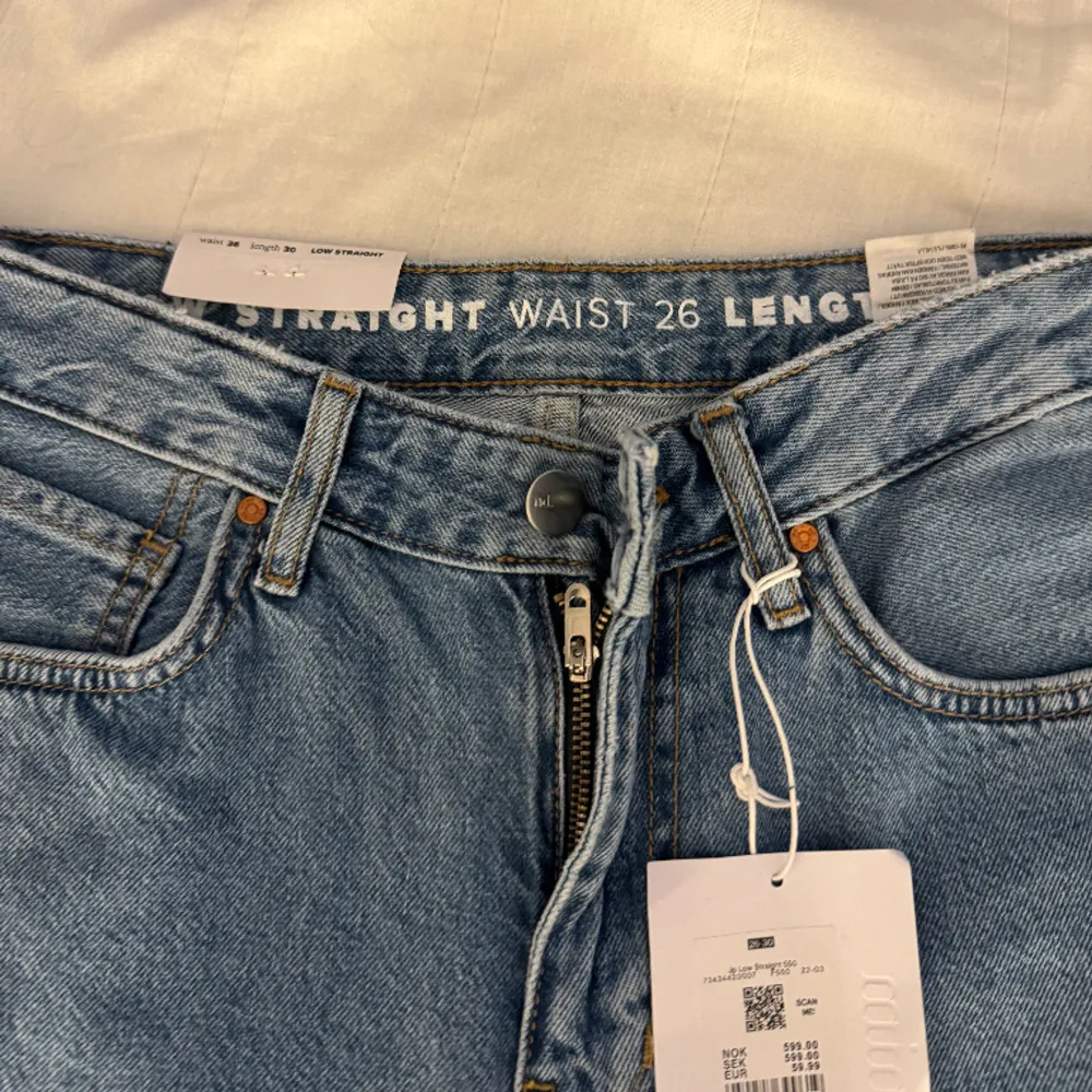 Helt oanvända med prislappen kvar, storlek 26 längd 30 Köpta för 599kr säljer för 300kr🫶🏻. Jeans & Byxor.