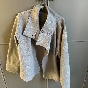 Säljer nu denna grå jacka från Gina tricot då den inte kommer till användning💞 använd ett fåtal gånger, kan gå ner i pris vid snabb affär🥰