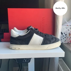 Valentino Flycrews - Säljer mina eftertraktade Flycrews i den populära färgen svart! | Storlek 38 1/2, men sitter stort så passar 39-40. | Skicket är 8/10, 1 nit saknas. Små defekter finns (kp för bilder) | Priset kan förhandlas, hör av er vid minsta lilla fråga! |