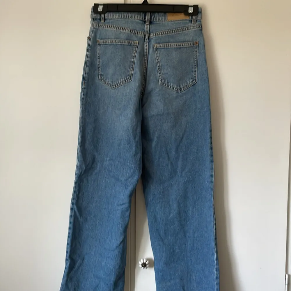 Ett par Lindex jeans i storlek 170 men passar som 32/34. . Jeans & Byxor.