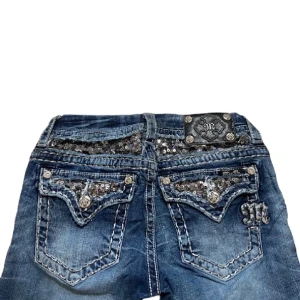 miss me lowrise bootcut jeans - superfina lowrise bootcut jeans från miss me, innerben: 71 & midja: 36 <3 har en liten slitning längst ner på ena byxbenet men inget som syns jättemycket, skriv för bild ❤️ skriv gärna vid frågor!!