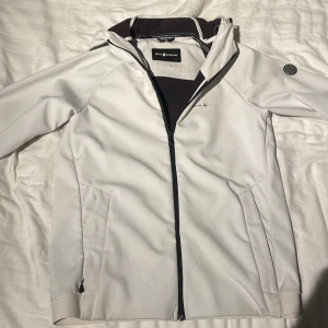Sail racing jacka - Hej jag säljer nu min sailracing jacka för att den bara hänger i gaderoben och aldrig används den har tappat lite av sail racing märket på bröstet det är därför den säljs så billigt annars är den o gott skick och är väldigt fin skriv vid frågor 
