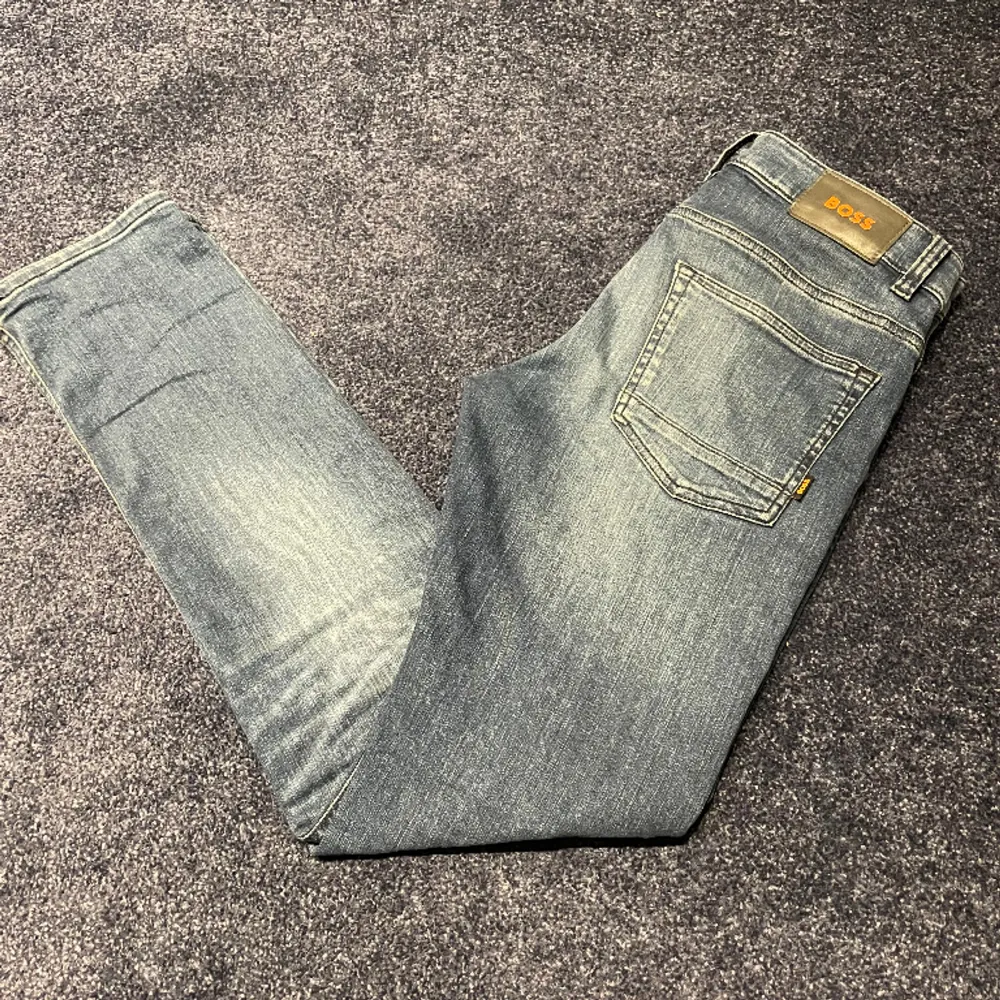 Tja, säljer mina jeans från Hugo boss, jeansen är i väldigt fint skick utan defekter. Orginalpris 1600. Hör av er vid funderingar . Jeans & Byxor.
