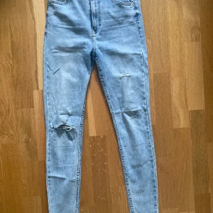 Bershka jeans ljusa jeans  - Ljusa jeans från Bershka, storlek 36. Väldigt fint skick då jag endast använt dom enstaka gånger.