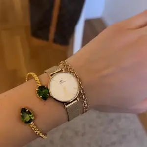 Säljer mitt Caroline Svedbom armband, guld med gröna stenar. Aldrig använt! Nypris:795kr 