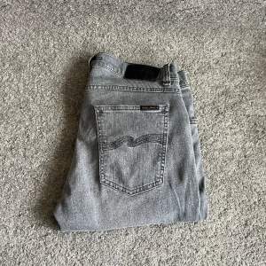 Nudie Jeans i as snygg grå tvätt! Storlek 31/30 men passar mig som vanligtvis använder 30/32, är runt 180cm! Hör av dig vid funderingar!// Ville😸🤝