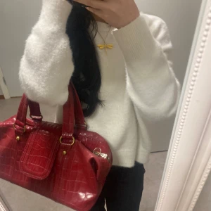 Vinröd väska 🍷 ✨ - Dröm Vinröd vintage väska från zara som inte längre säljs. DRAGKEDJA ÄR SÖNDER! (skriv för bilder)! Men går nog att får den fixad professionell annars kan väskan frf stänga med hjälp av den röda  ” luckan” ❤️  JUST NU FRIFRAKT🛍️🚨