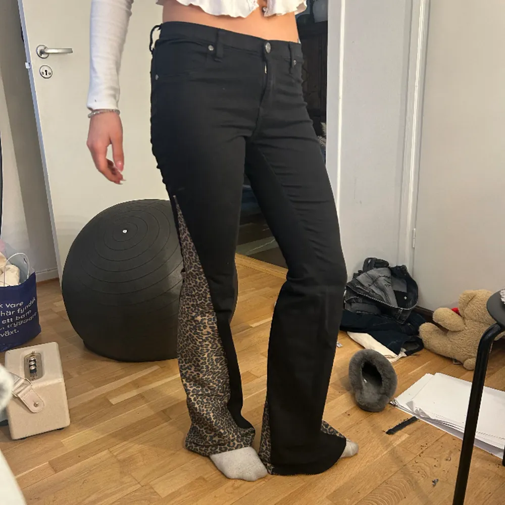 Remake Leopard jeans Midjemått 70cm Innerbenslängden 84cm Storlek Xs. Jeans & Byxor.