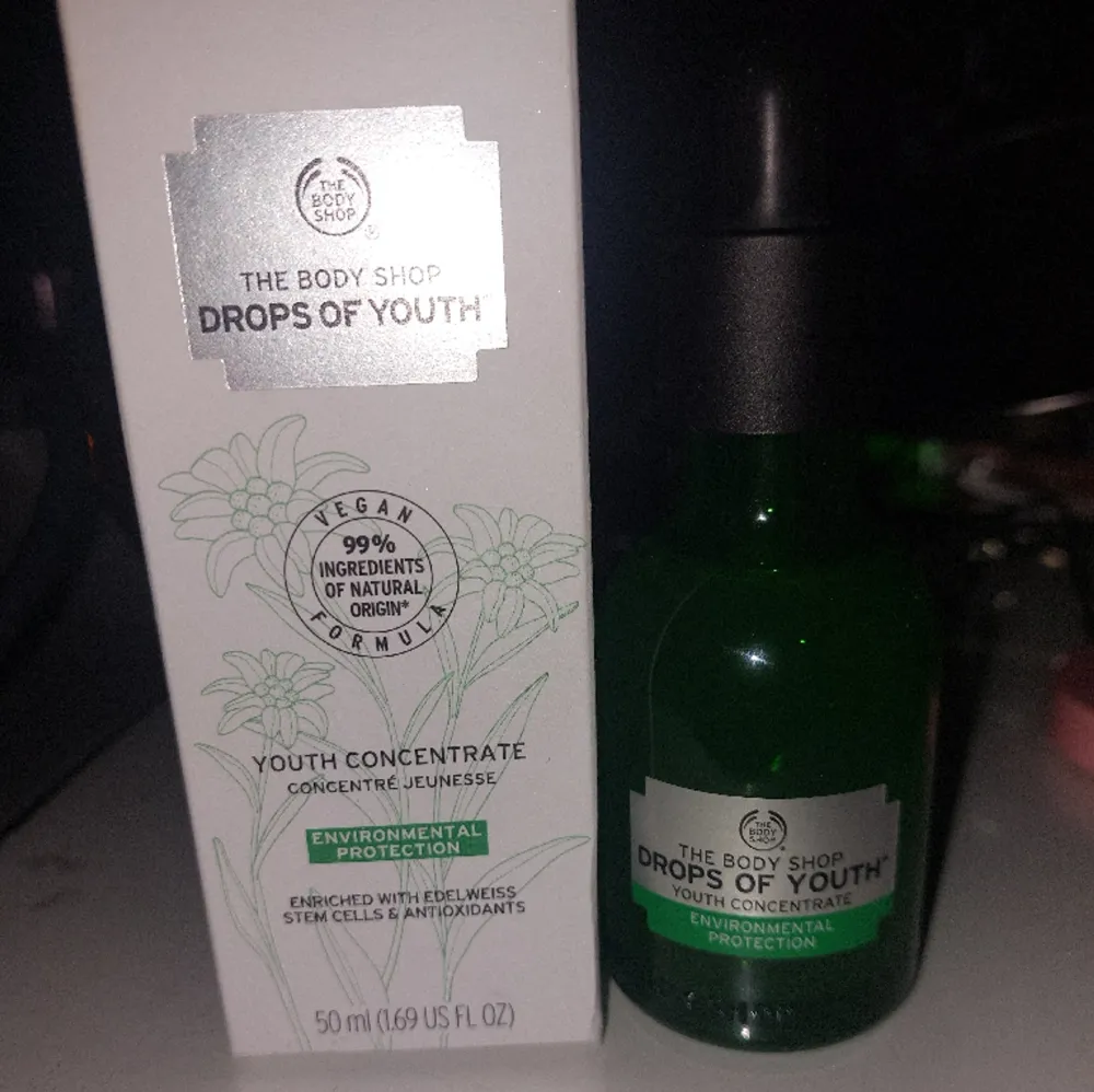 en the body shop drops of youth 50ml som är helt oandvänd, köpte från the body shop för typ en månad sen men kommer inte ihåg vad den kostade ny men tippar på 400:- , säljer för 300:-💓. Övrigt.