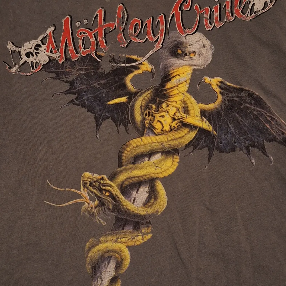 En Mötley Crüe t-shirt från deras 2010 turnering - Storlek L men passar även M. Svåra att hitta och i utmärkt skick ❣️ Ge gärna prisförslag!. T-shirts.
