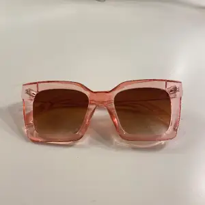 Rosa solglasögon 