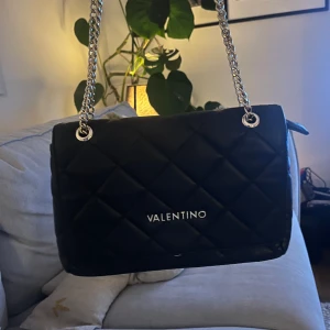 valentino väska - säljer min valentino väska då den inte kommer till användning. super bra skick!