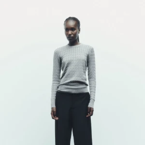 Stickad tröja  - Grå stickad tröja ifrån zara, aldrig använd! 