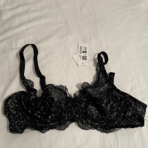 Spets Bh  - Fin spets Bh från Cubus. Råkat beställa två och gick inte att returnera. Aldrig använd med lapp kvar.