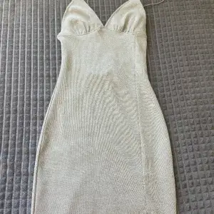 En kort klänning med öppen rygg och en liten slits på sidan 