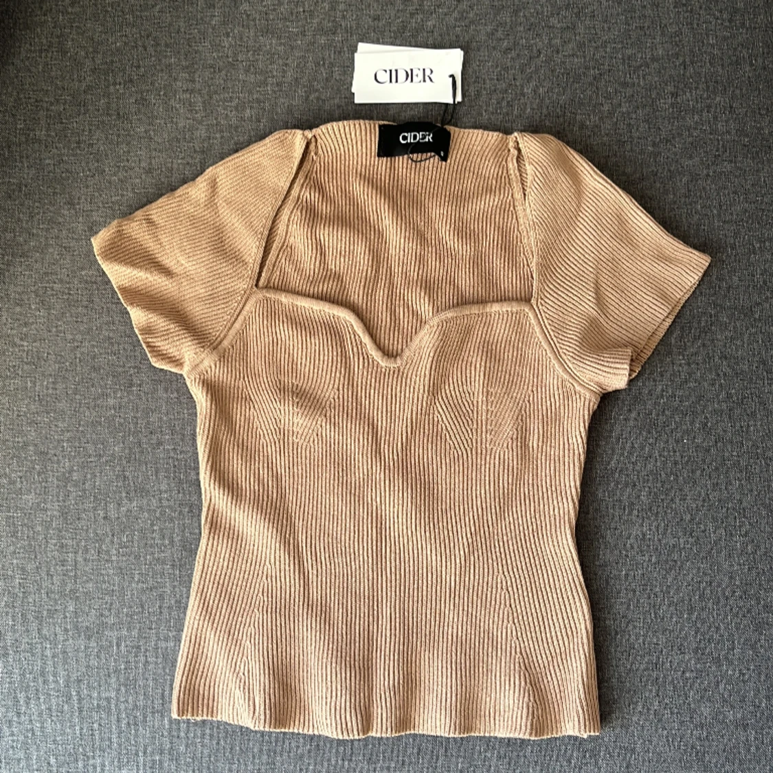 Stickad kortärmad tröja