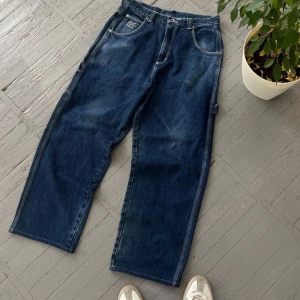 Vintage Carpenter Baggy Denim Work Jeans - Baggy mörk blå Denmin jeans med en vintage still och känsla 