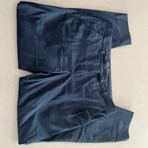 Snygga marinblå kostymbyxor från STOCH LM💕 Bra skick och så snygga på!! Hör av dig vid intresse och tveka inte att ställa frågor 💕💕💕