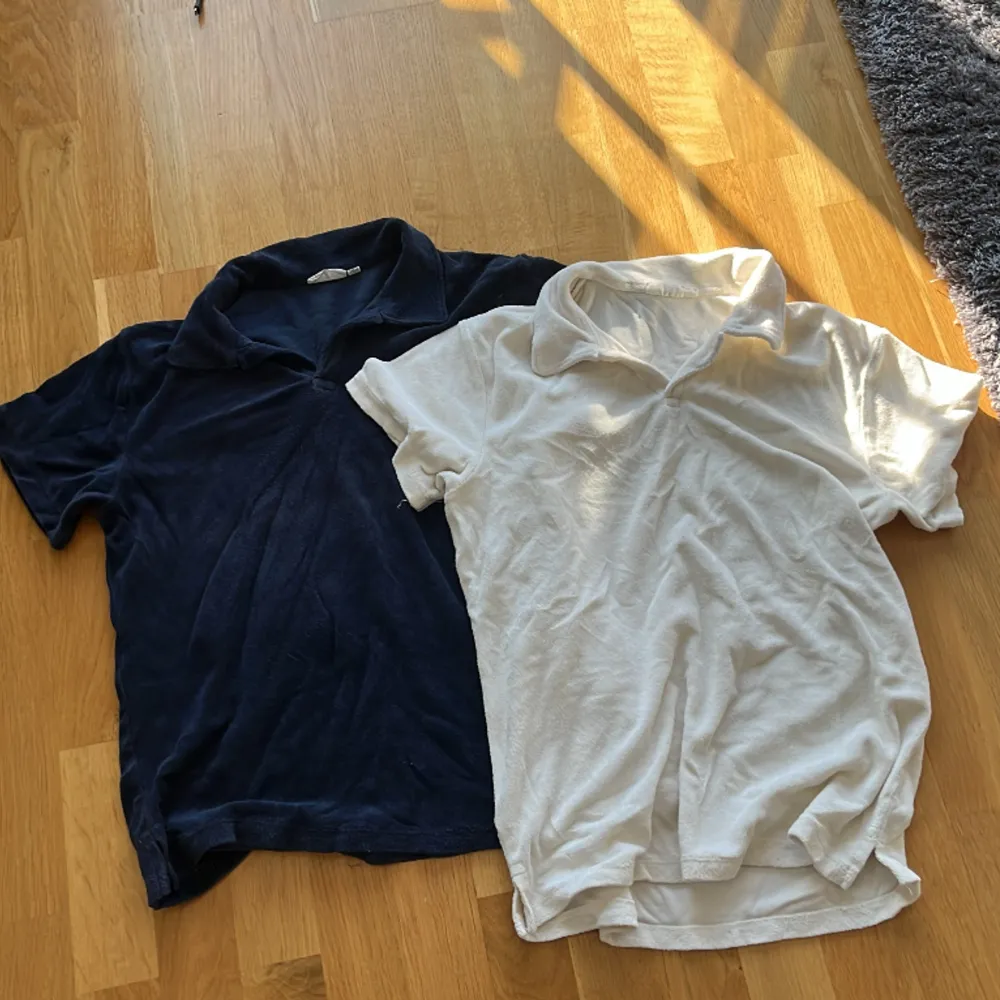 Två frotté tröjor i grymt skick i storlek 164. Perfekt nu inför sommaren. Använd ett fåtal gånger. 100kr styck eller 175kr för båda!. T-shirts.