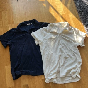 frottétröjor - Två frotté tröjor i grymt skick i storlek 164. Perfekt nu inför sommaren. Använd ett fåtal gånger. 100kr styck eller 175kr för båda!