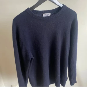 100% Kashmir Tröja - Snygg Kashmir tröja från Davida Cashmere i mörkblå! Använd 2-3ggr och är i bra skick. Nypris 2200kr mitt pris 999kr!