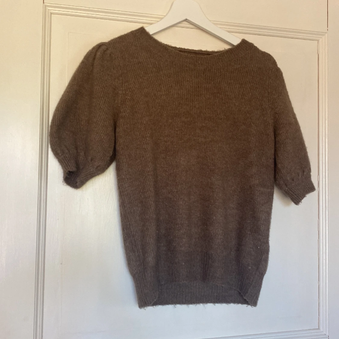 Stickad kortärmad tröja