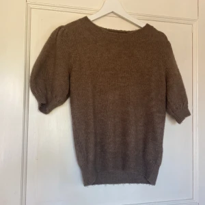 Stickad kortärmad tröja - En jättefin och skön tröja frön vero Moda, använd ett fåtal gånger och i jätte bra skick.💞 säljer då den inte kommer till användning! 
