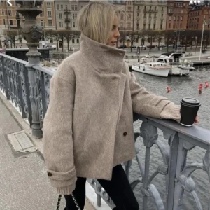 Arket kappa 🌟 - säljer min beiga Arket kappa i strl 34, den är perfekt nu till våren😍 Knappt använd och i bra skick. Kontakta mig om du har andra frågor!