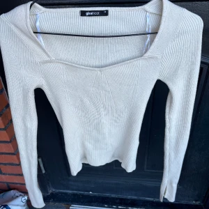 Ribbad tröja - Säljer denna fina tröjan och har använt den några gånger. Bra skick